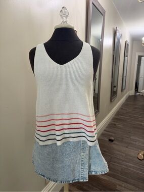 Women’s V-Neck White Knit Tank with Striped Hem Size Large